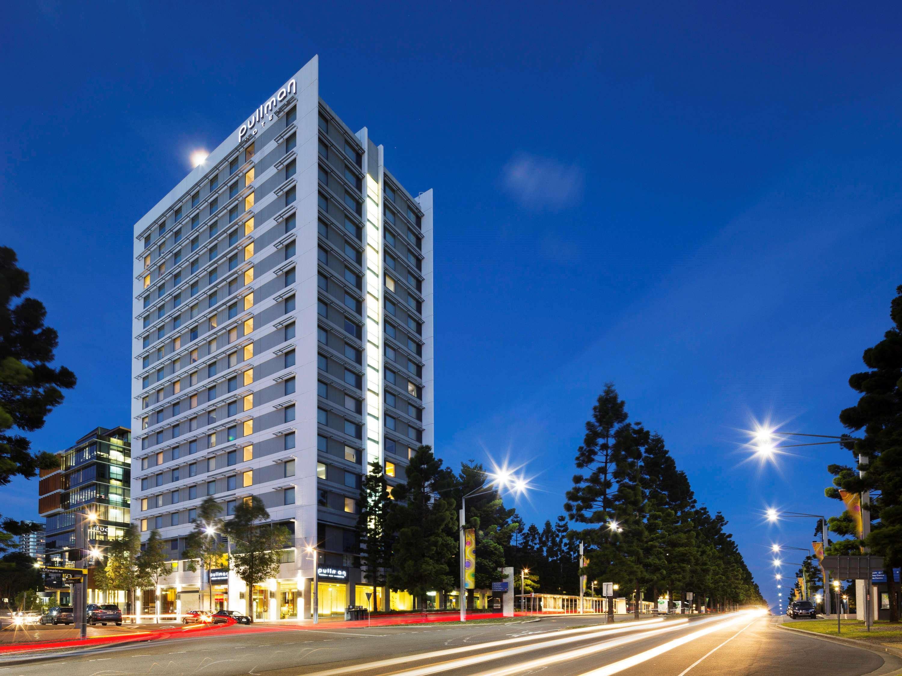 Pullman Sydney Olympic Park Hotel Bagian luar foto The hotel at night