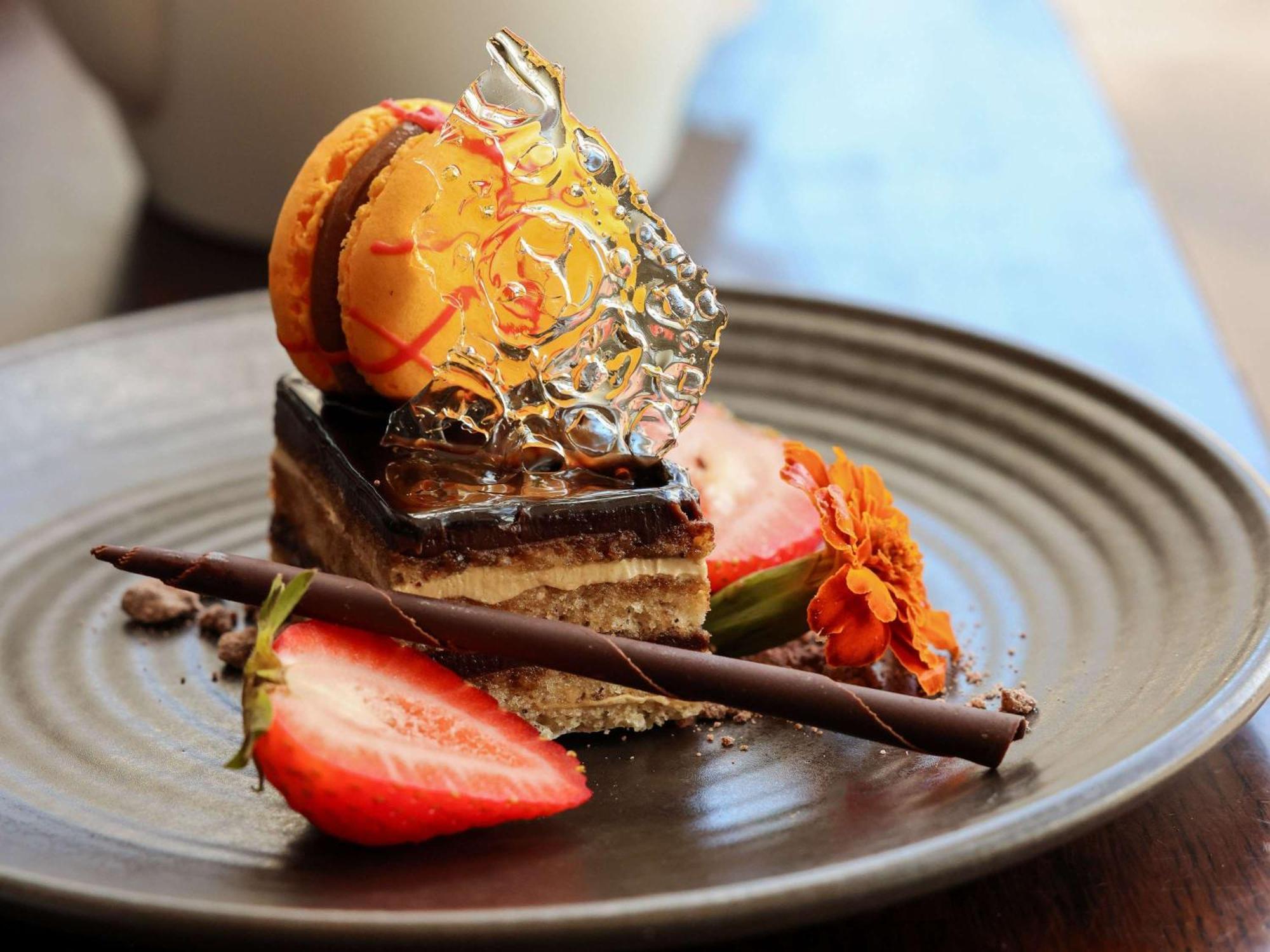 Pullman Sydney Olympic Park Hotel Bagian luar foto A chocolate cake