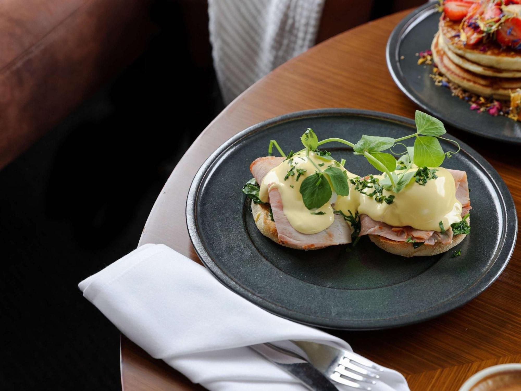 Pullman Sydney Olympic Park Hotel Bagian luar foto Eggs Benedict
