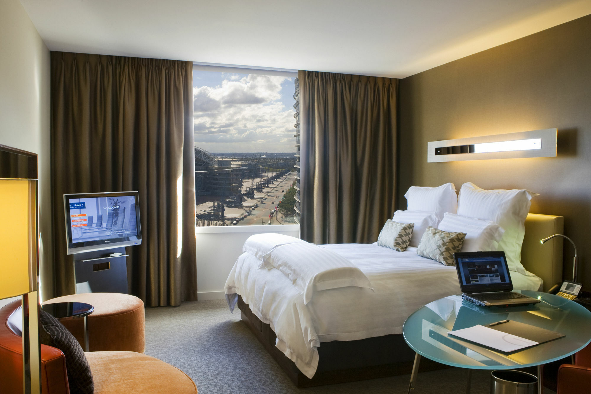 Pullman Sydney Olympic Park Hotel Ruang foto A room at the hotel