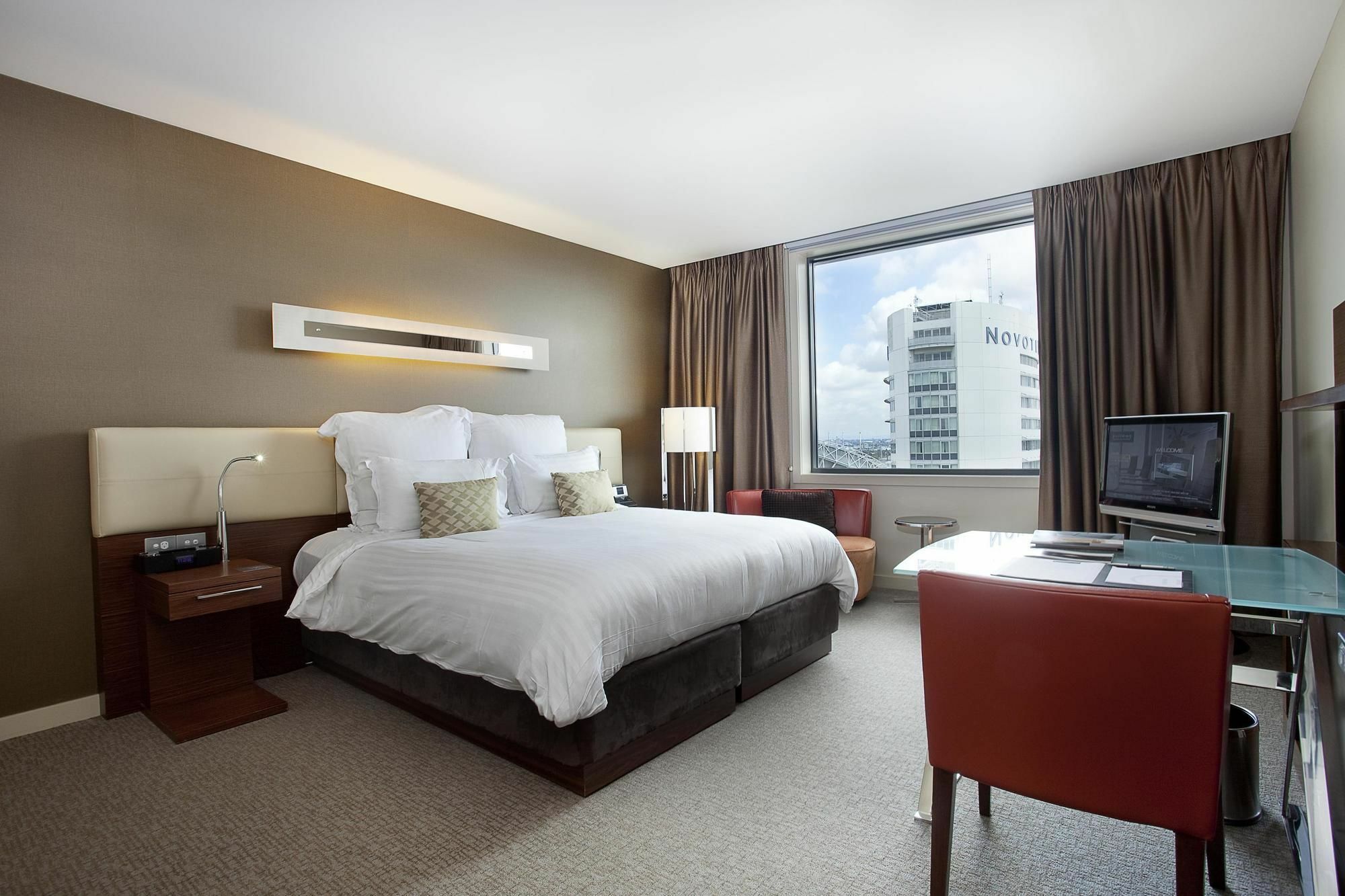 Pullman Sydney Olympic Park Hotel Bagian luar foto A room at the hotel